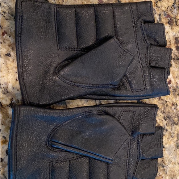 Harley Davidson lady's gloves fit more like a small than a medium. - Picture 5 of 5